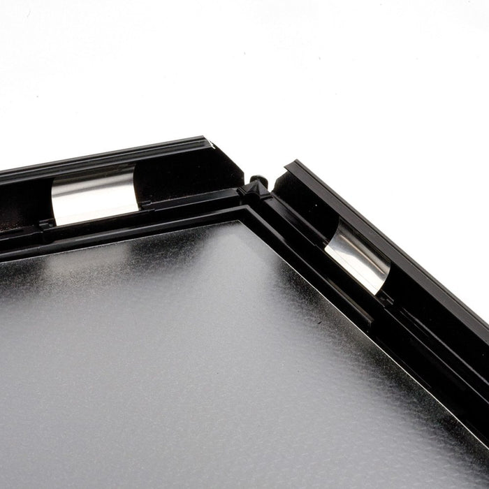 Klapprahmen 25 mm in Schwarz mit runden Ecken – Klappmechanik zum Öffnen des Profils