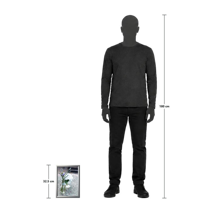 Klapprahmen 25 mm in Silber – Größenvergleich mit Person