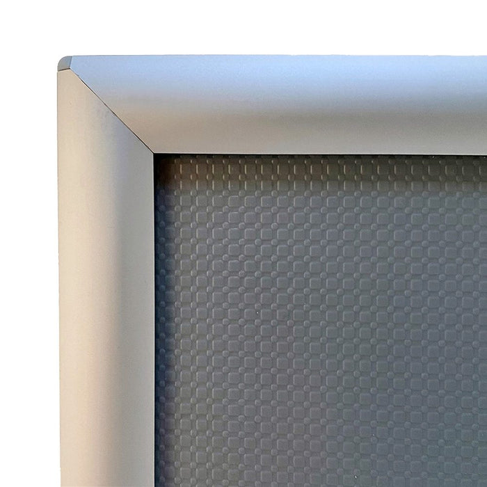 Klapprahmen 25 mm in Silber mit runden Ecken – Ecke des Aluprofils in der Nahaufnahme