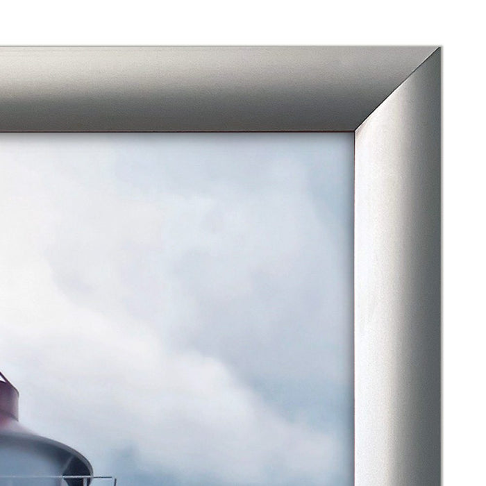 Klapprahmen 30 mm in Silber – Ecke des Aluprofils in der Nahaufnahme