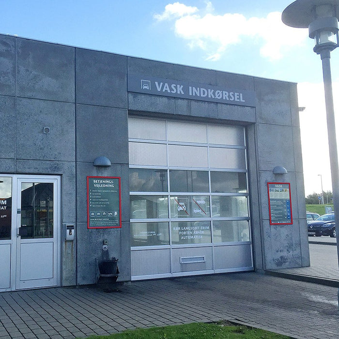 Klapprahmen 32 mm in Rot – Einsatzbeispiel an einem Gebäude
