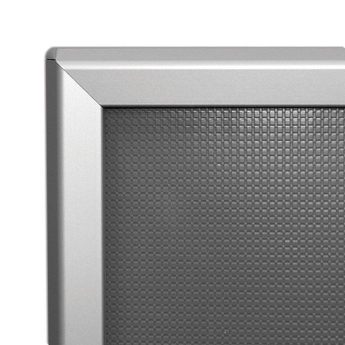 Klapprahmen 32 mm in Silber mit runden Ecken, Großformat – Ecke des Aluprofils in der Nahaufnahme
