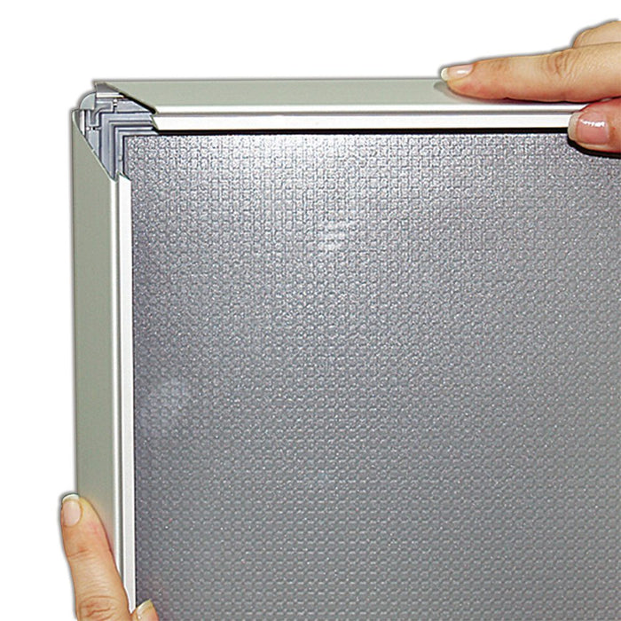 Klapprahmen 32 mm in Silber mit runden Ecken, Großformat – Klappmechanik zum Öffnen des Profils