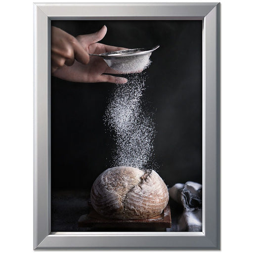 Klapprahmen 32 mm in Silber mit Rundprofil – mit eingelegtem Plakat, Frontansicht