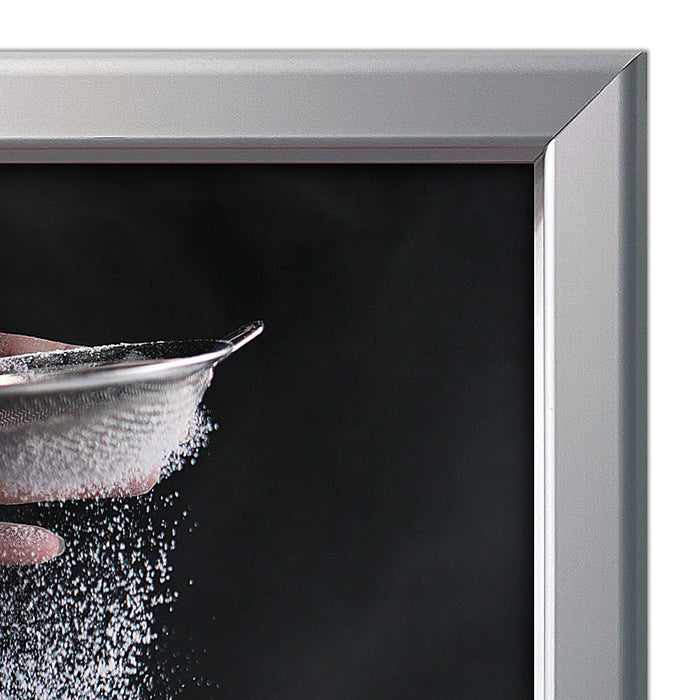 Klapprahmen 32 mm in Silber mit Rundprofil – Ecke des Aluprofils in der Nahaufnahme