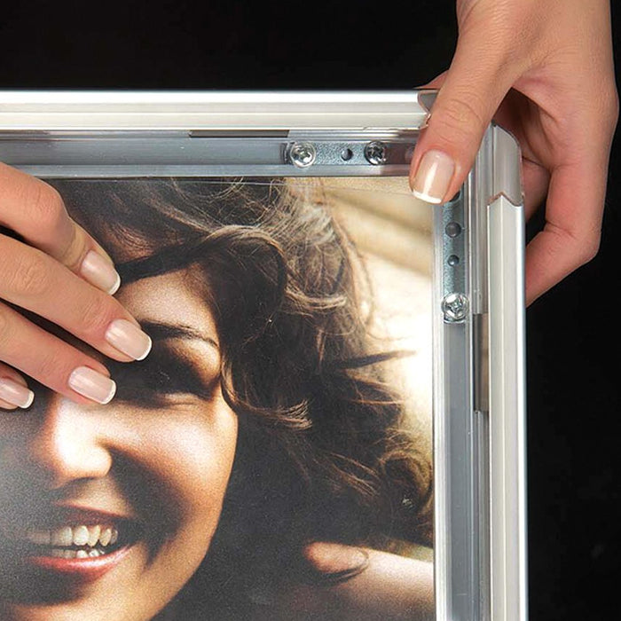 Klapprahmen 32 mm in Silber mit Rundprofil – Transparente Frontfolie über dem Plakat