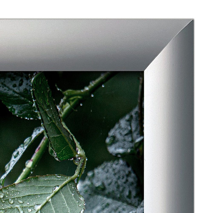 Klapprahmen 45 mm in Silber mit Rundprofil – Ecke des Aluprofils in der Nahaufnahme
