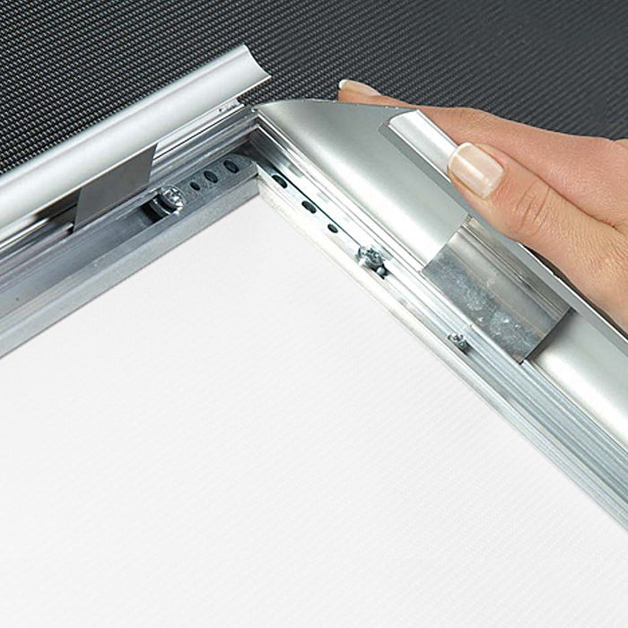Klapprahmen 45 mm in Silber mit Rundprofil – Klappmechanik zum Öffnen des Profils