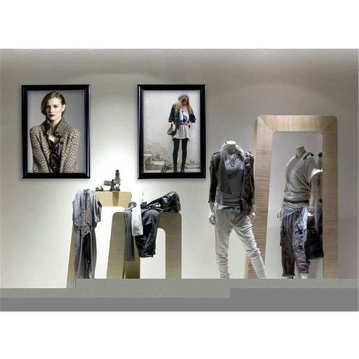 Klapprahmen Antik in Schwarz, 40 mm Profil – Einsatzbeispiel im Schaufenster