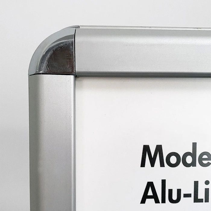 Runde Rahmenecke eines Alu Klapprahmen Kundenstoppers im Detail