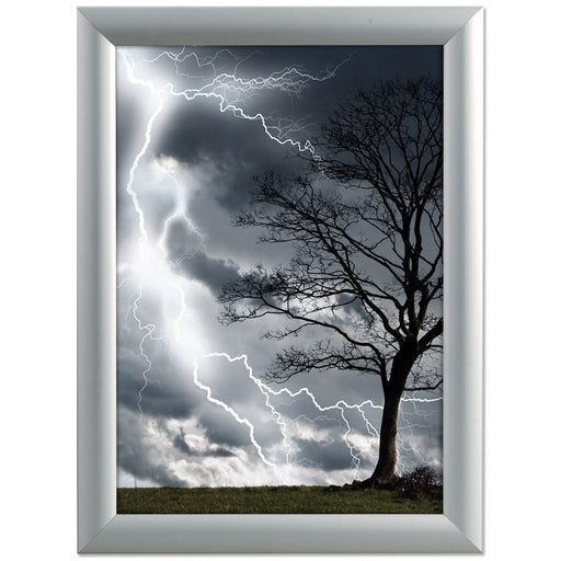 Wetterfester Klapprahmen 25 mm in Silber – mit eingelegtem Plakat, Frontansicht