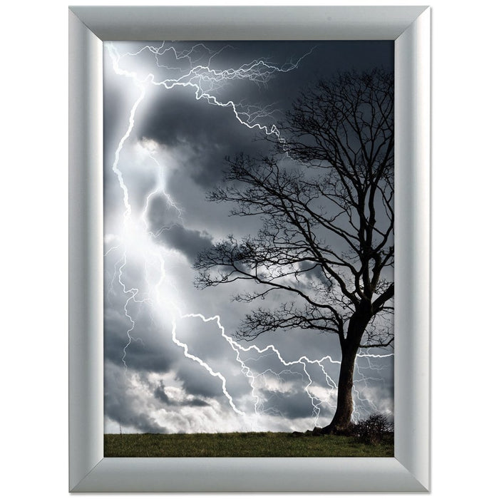 Wetterfester Klapprahmen 25 mm in Silber – mit eingelegtem Plakat, Frontansicht