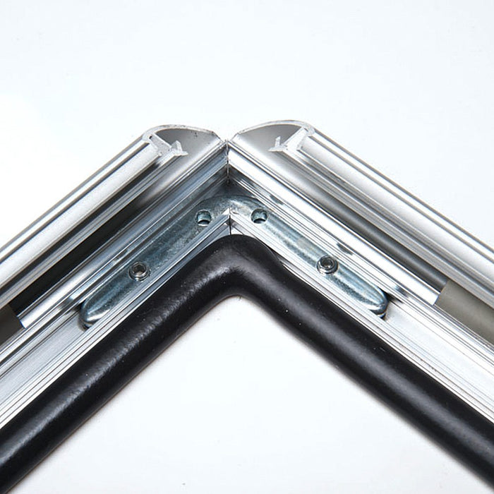 Wetterfester Klapprahmen 25 mm in Silber – Ecke des Aluprofils in der Nahaufnahme