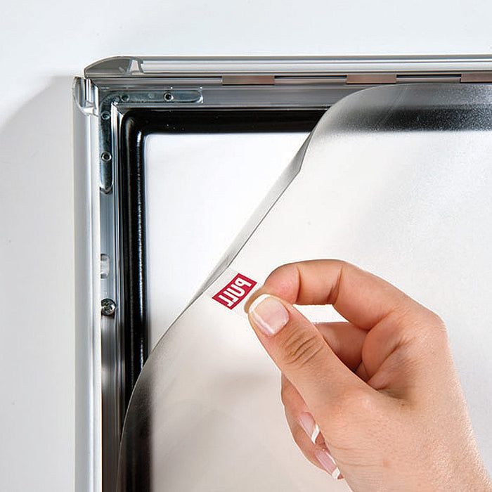 Wetterfester Klapprahmen 25 mm in Silber – Transparente Frontfolie über dem Plakat