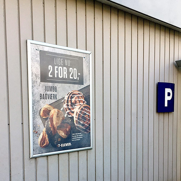 Wetterfester Klapprahmen 35 mm in Silber – Einsatzbeispiel: Plakat an der Außenwand