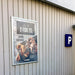 Wetterfester Klapprahmen 35 mm in Silber – Einsatzbeispiel: Plakat an der Außenwand