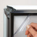 Wetterfester Klapprahmen 35 mm in Silber – Transparente Frontfolie über dem Plakat