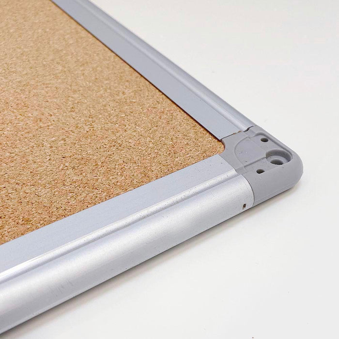 Detailaufnahme der Korkwand mit hochwertigem Aluminiumrahmen und ABS-Ecken