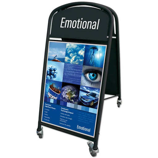 Schwarzer Kundenstopper A1 Ellipse Lux mit Logoplatte und Rollen, Plakatfläche im mit Frontscheibe