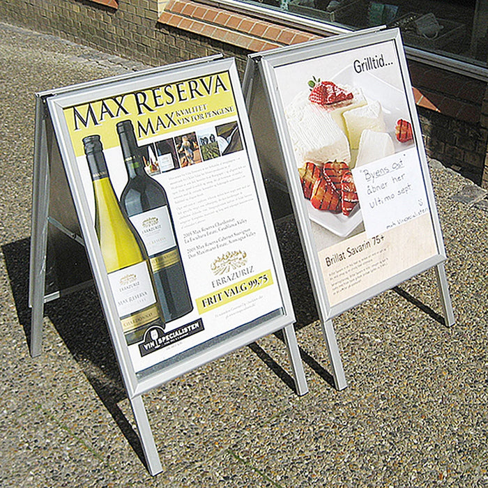 Werbeaufsteller im Einzelhandel zur Bewerbung von Sale Aktionen und Sonderangeboten