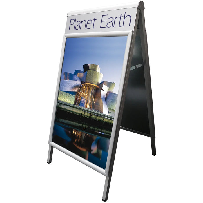 Kundenstopper mit Logoblende A1 Alu-Line Logo-Change als Straßenständer vor dem Geschäft