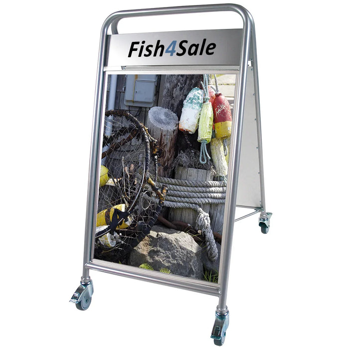 Kundenstopper mit Logoplatte vor Einzelhandelsgeschäft zur Bewerbung von Angeboten