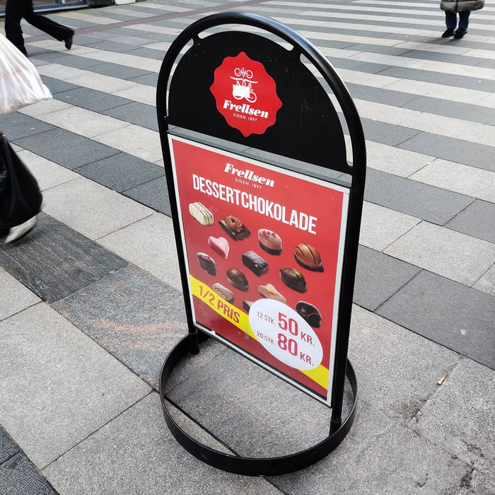 Kundenstopper vor Einzelhandel auf Gehweg platziert