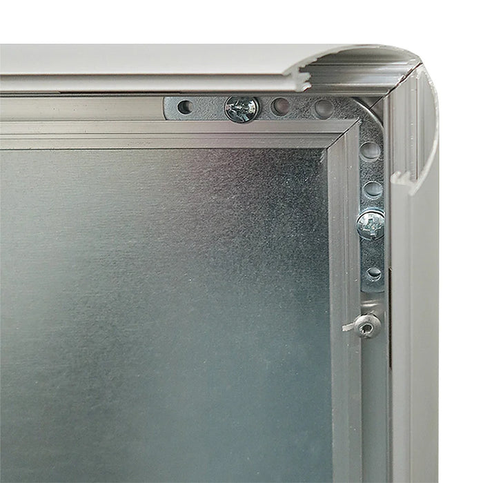 Rahmenecke und Profil-Detail am A1 Straßenständer Alu-Line Logo-Change