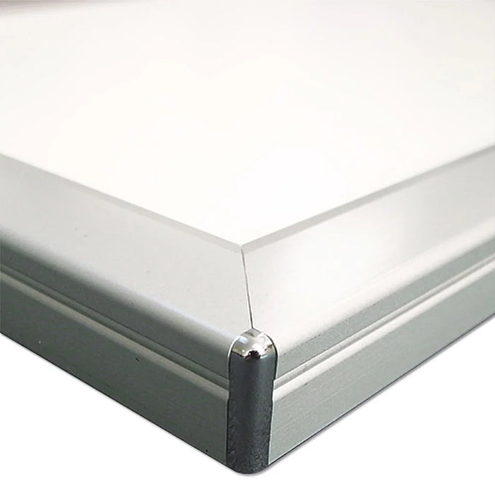 Ecke des LED Leuchtrahmens mit silber eloxiertem Aluminiumprofil, Detailansicht