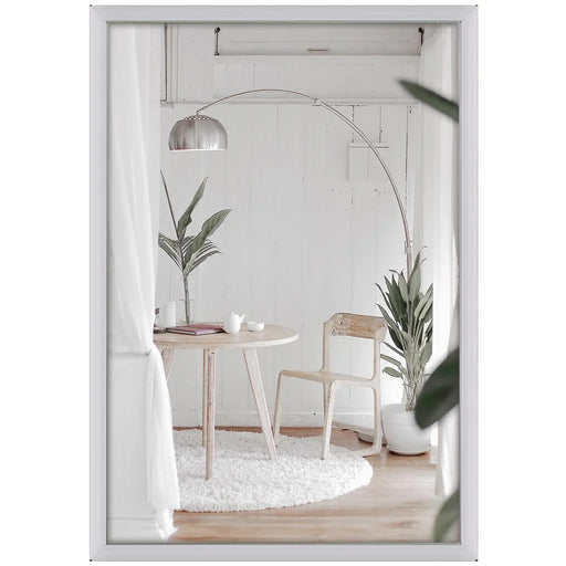 LED Leuchtrahmen einseitig aus Aluminium in Silber im Hochformat mit beleuchtetem Poster