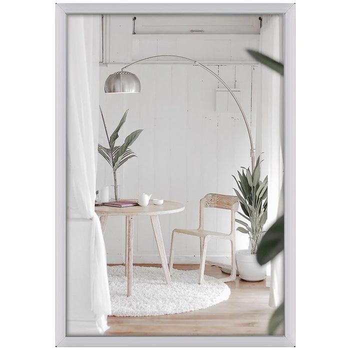 LED Leuchtrahmen einseitig aus Aluminium in Silber im Hochformat mit beleuchtetem Poster