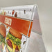 Detailaufnahme eines transparenten Acryl Menühalters im A4 Hochformat