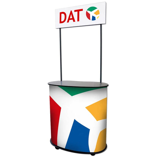 gebogener messecounter mit logoplatte messetheke