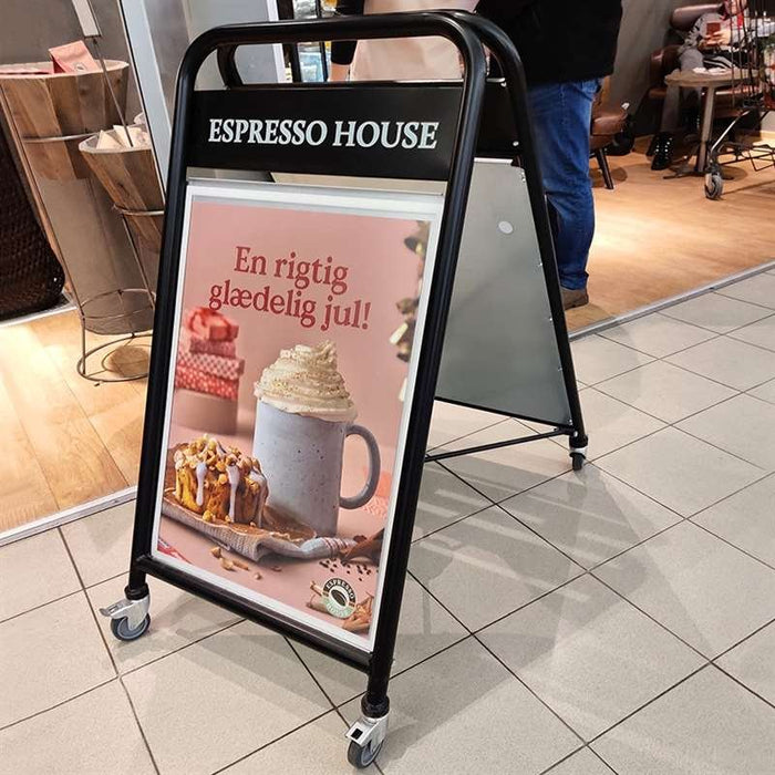 Mobiler Gehwegaufsteller mit Rollen für tägliches Aufstellen vor dem Geschäft