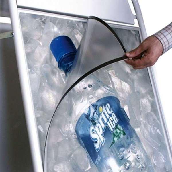 Detailansicht der magnetischen PET Frontplatte bei der Montage am Kundenstopper