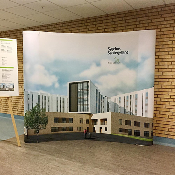 Gebogene Pop-up Messewand 258 x 228 cm im Einsatz