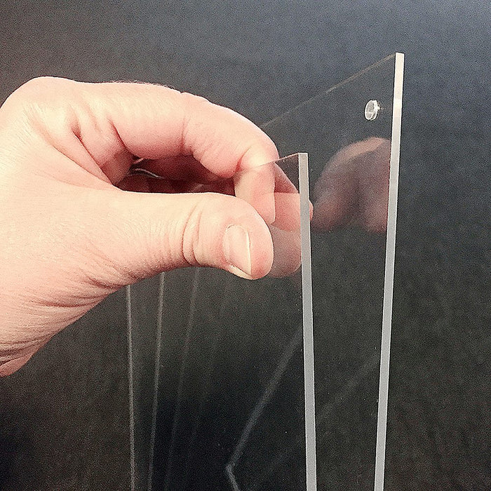Posterhalter aus Acryl mit Löchern – Befestigungsloch am Rahmen