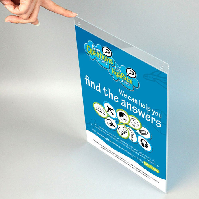 Posterhalter aus Acryl mit Löchern – Einsatzbeispiel mit A4-Plakat