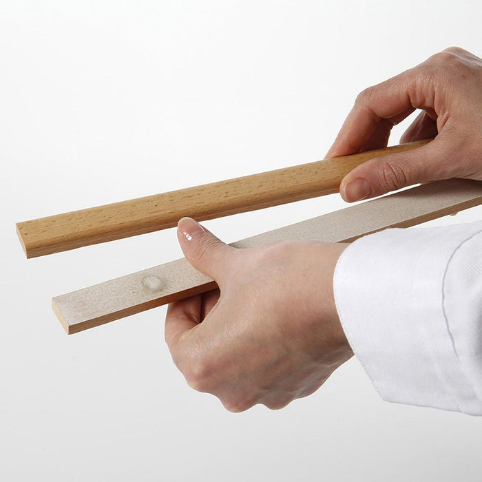 Detailansicht magnetische Posterleiste Holz Buche hell mit Magnetverschluss
