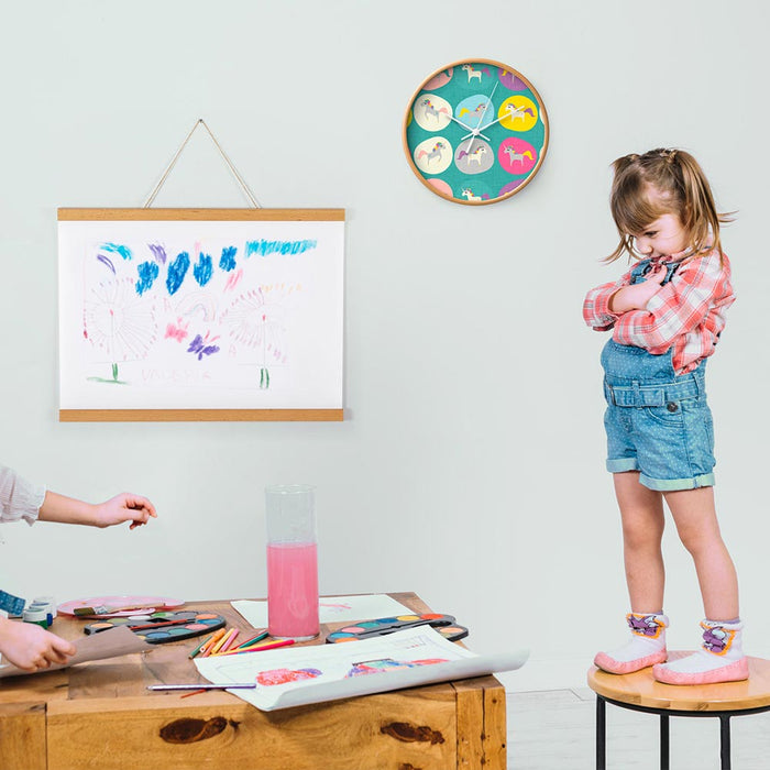 Magnetische Posterleiste Holz Buche hell für Kinderzeichnungen im Kinderzimmer