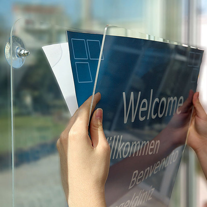 Posterrahmen mit Saugnäpfen, doppelseitig – Einsatzbeispiel am Fenster