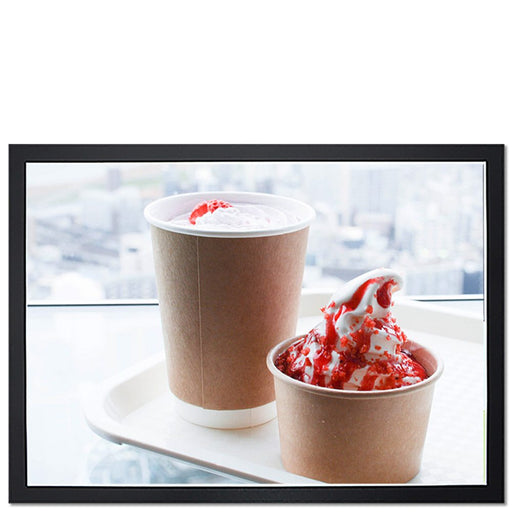 Selbstklebender Posterrahmen mit Magnetfolie – mit eingelegtem Plakat, Frontansicht