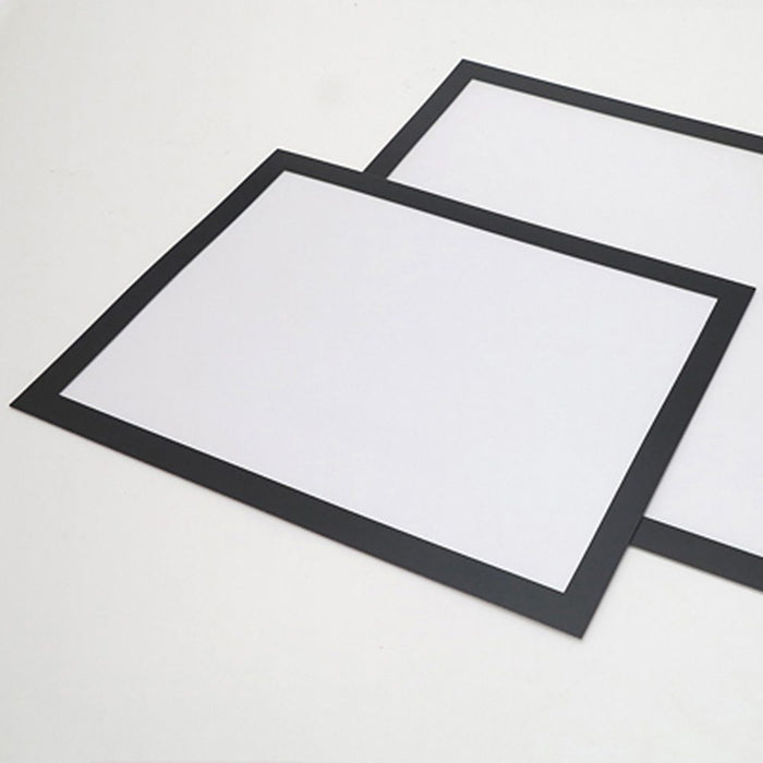 Selbstklebender Posterrahmen mit Magnetfolie – Magnetfolie in Schwarz mit Plakat