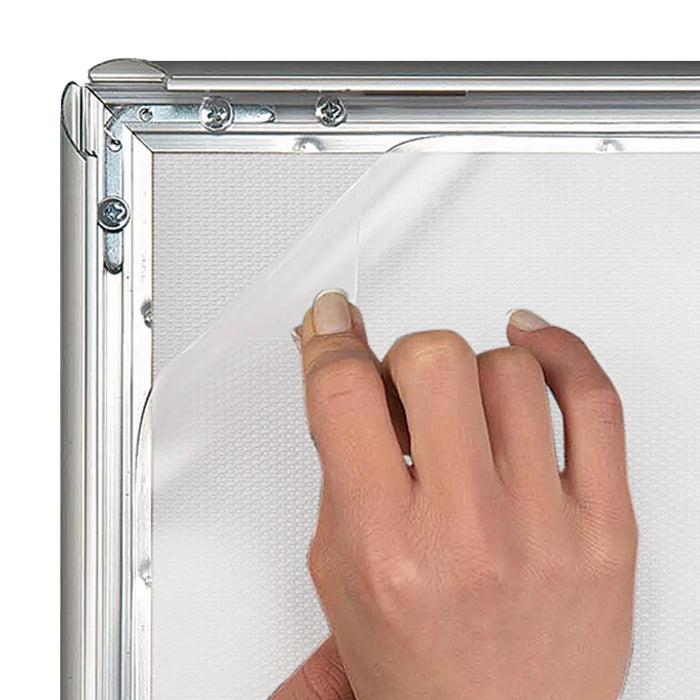 Einfacher Posterwechsel durch aufklappbaren Aluminiumrahmen mit APET-Schutzfolie