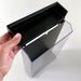 Hand hält Prospektbox mit Deckel, transparente Front aus Polycarbonat