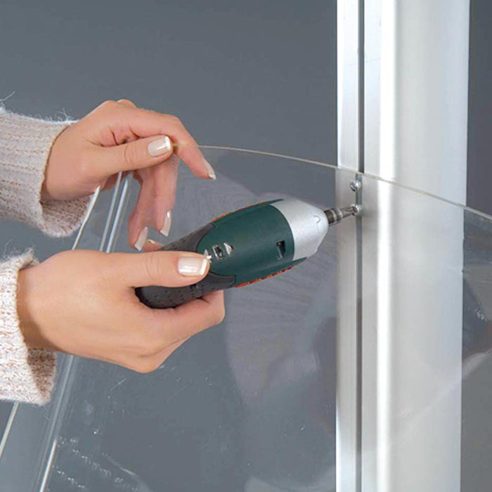 Montage der transparenten Acrylseiten am Prospektständer Multi 6 mit Akkuschrauber