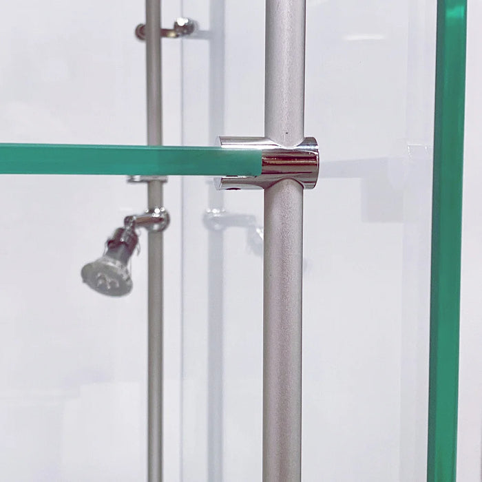 Glasboden mit Halterung an der Alu-Standstange und seitlichem LED-Spot der rahmenlosen Glasvitrine
