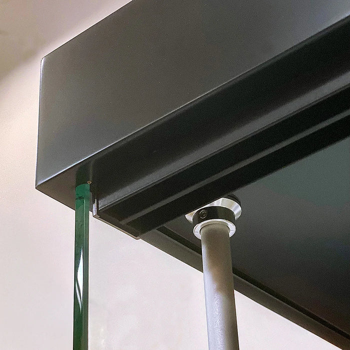 Schwarzer Oberkasten der rahmenlosen Glasvitrine mit Alu-Standstange, Detailansicht
