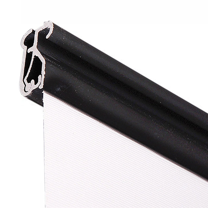 Schwarzes Klemmprofil am oberen Ende des Roll-Ups Black
