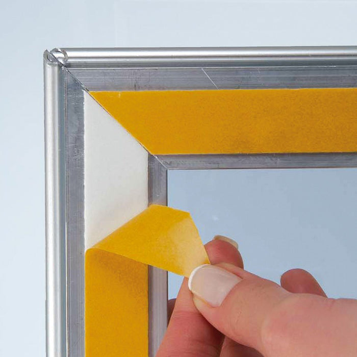 Doppelseitiger Schaufensterrahmen 25 mm – Doppelseitiges Klebeband am Rahmen